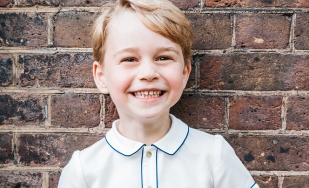 Снимка на усмихнатия принц Джордж беше публикувана от британското кралско