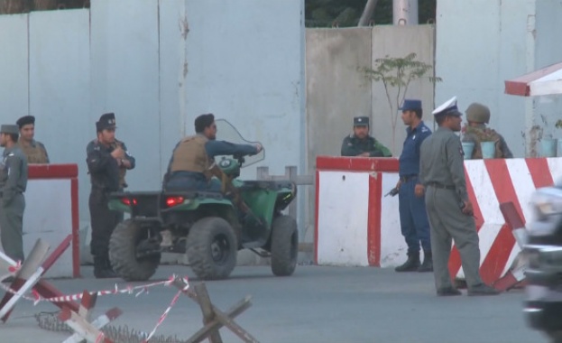 Най малко 14 души са загинали при самоубийствен атентат на летището