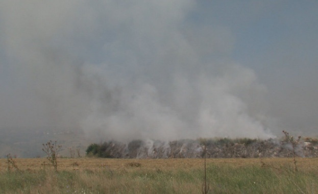 Димящото сметище край село Бараково, което в събота горя, обгазява