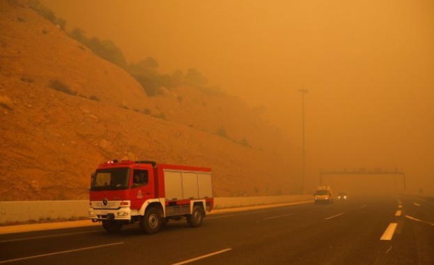 Голям горски пожар гори близо до Атина Пет хеликоптера 30