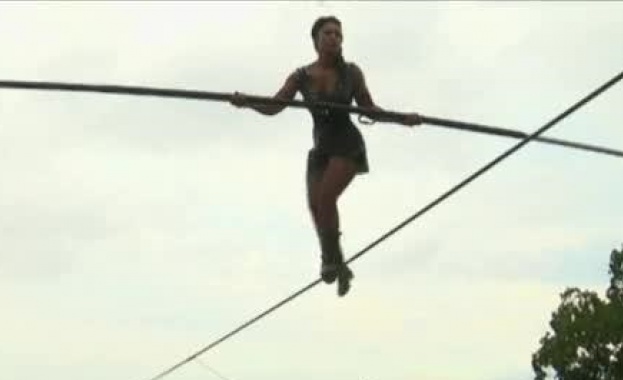 В Париж стотици зрители станаха свидетели на внушителен спектакъл Без