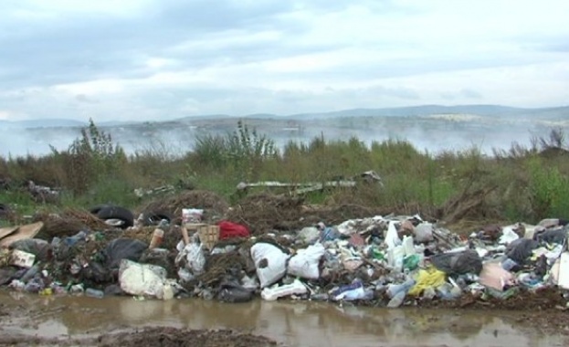 Проблемът с димящото сметище край Кочериново остава сериозен и вече
