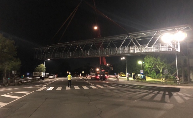 През изминалата нощ беше монтирана металната конструкция на пешеходния надлез