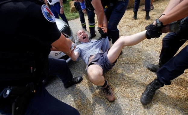 Най популярното колоездачно състезание в света Тур дьо Франс бе временно