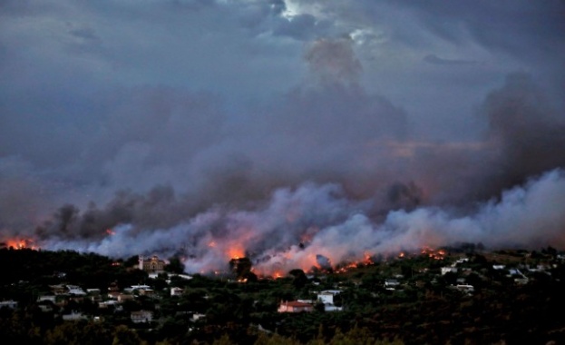 Най малко 24 души са загинали в пожарите бушуващи около Атина