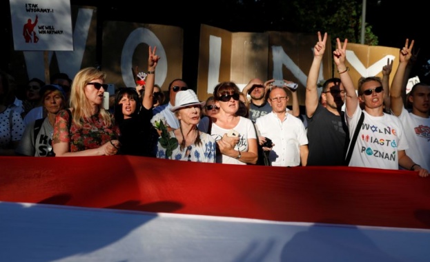 Масови протести във Варшава след като полският Сенат одобри законопроект