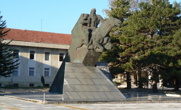 Заслугите на Йордан Динев Патриотичен кич и опашати лъжи Уникалният