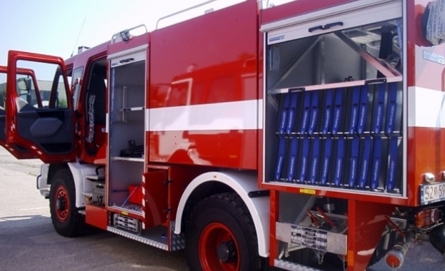 ​При нощните спасителни действия служители на ПБЗН са извели на