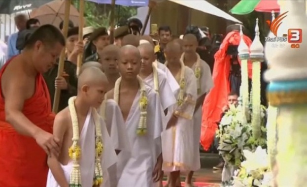 Момчетата от тайландски футболен отбор и техният треньор които бяха