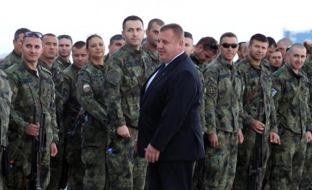 Заместник министърът на отбраната Атанас Запрянов и заместник началникът на отбраната вицеадмирал