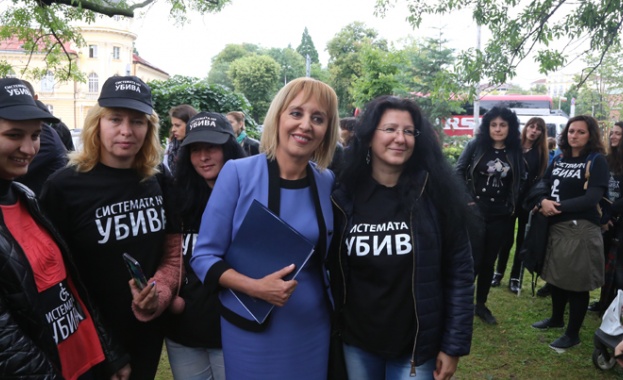 едник в противоречията между двата палаткови лагера пред Народното събрание