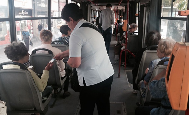 Мъж напръска с лютив спрей две жени контрольори в градския транспорт