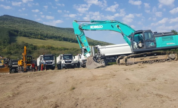 Осем месеца след тържественото полагане на първа копка на новата