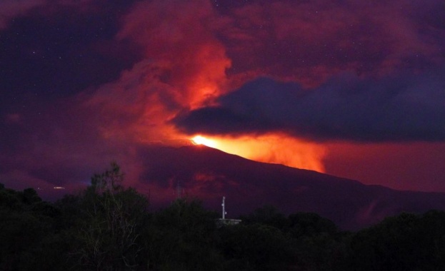 Вулканът Попокатепетъл в Мексико изхвърли стълб от пепел на височина