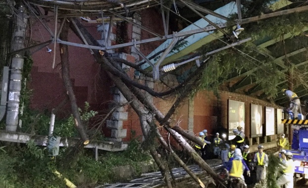 Мощният тайфун Тапах засегна южната част на Южна Корея като