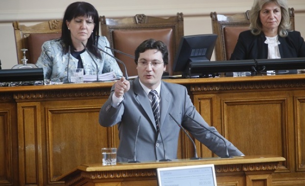 ГЕРБ ще продължат с театралното хвърляне на оставка но до