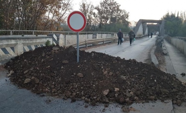 Жителите на с Каменово прескачат 1 метър строителни отпадъци за