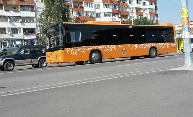 Автобус от градския транспорт в София помете два автомобила чакащи