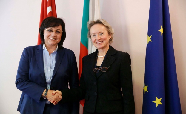 Корнелия Нинова и посланика на Австрия обсъдиха Пакта за миграция на ООН Корнелия Нинова и посланика на Австрия обсъдиха Пакта за миграция на ООН