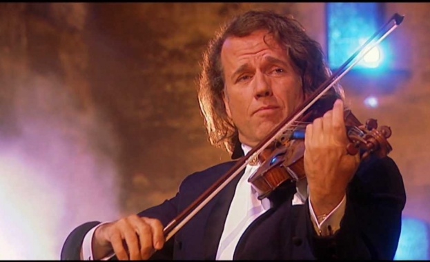 Световнознаменитият холандски цигулар и диригент Андре Рийо неслучайно носещ прозвището