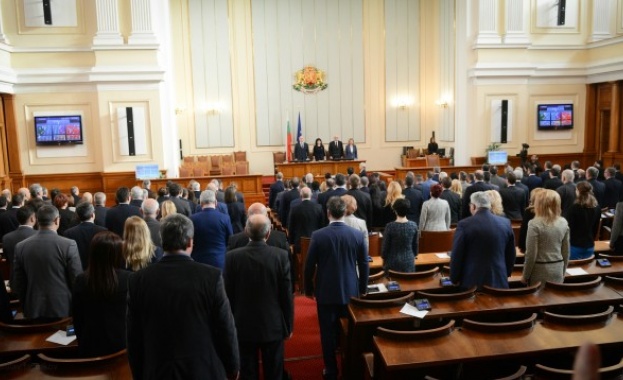 Депутатите откриха сезона с традиционните политически речи Депутатите откриха сезона с традиционните политически речи