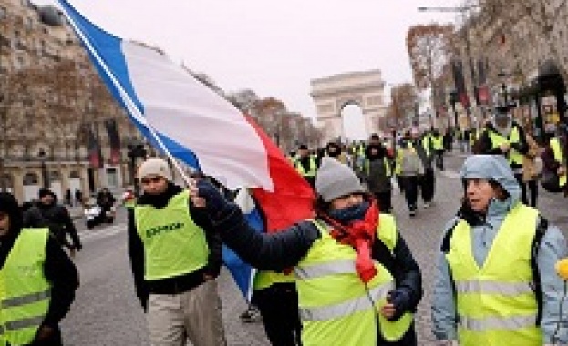 Френската полиция се сблъска с антиправителствени протестиращи в събота които