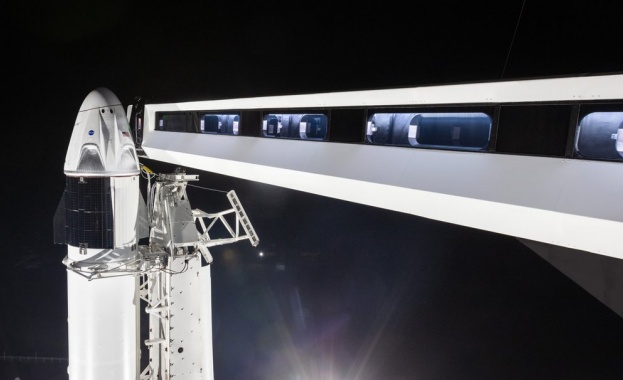 Частната компания Спейс Екс изстреля товарния кораб Дракон към МКС