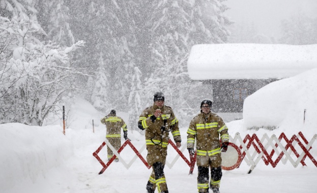 Бурни ветрове снежни виелици и проливни дъждове връхлетяха по голямата част