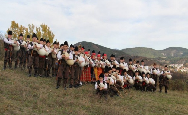 Най големият гайдарски състав 101 а каба гайди от Смолян ще отбележи