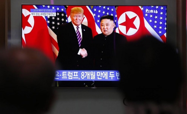 Двойници на Доналд Тръмп и Ким Чен-ун се разходиха из
