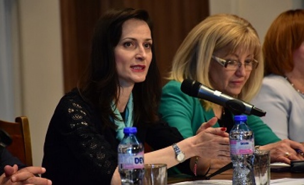 Мария Габриел обяви в понеделник че се отказва от депутатското