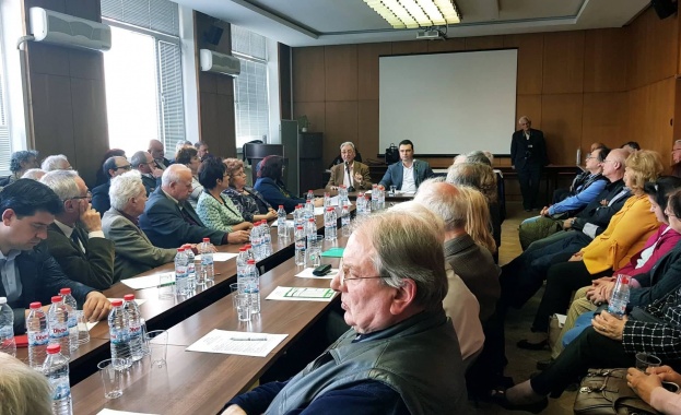 София прилича на сцена с декори които прикриват фалшивото управление