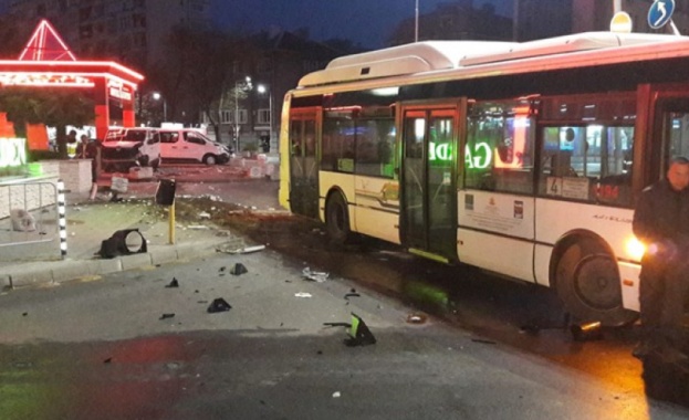 Автобус от градския транспорт който не е возил пътници катастрофира
