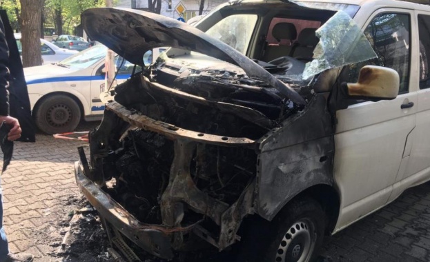 Бус е горял тази нощ на метри от сградата на