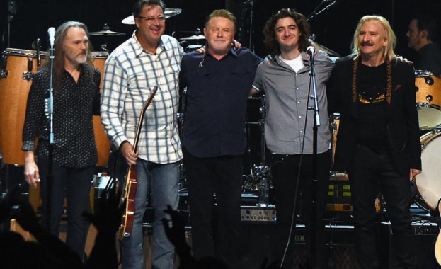 Американската рок група Игълс ще изпълни знаковия си албум Hotel
