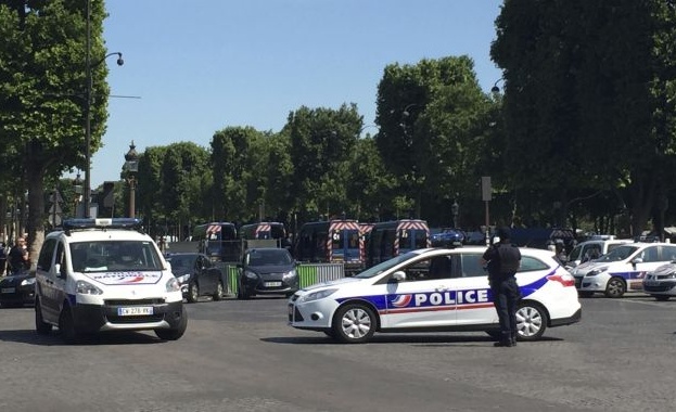 Въоръжени крадци задигнаха бижута и дрехи на стойност поне 350