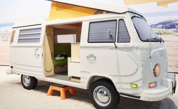 Двама човека шест седмици и 400 000 LEGO блокчета Това