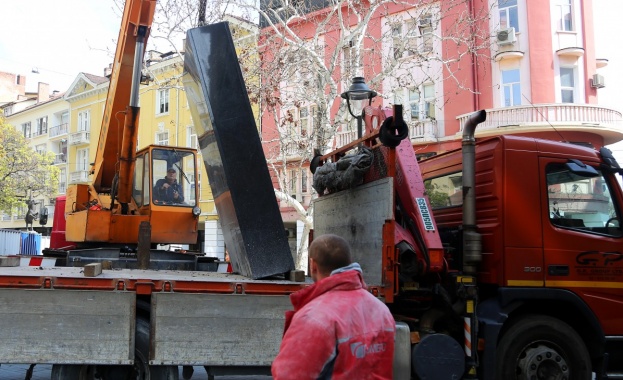 Работници изрязаха стената и я натовариха на камион като преди