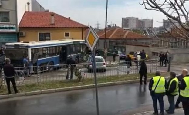 Автобус се вряза в къща в близост до светофара на