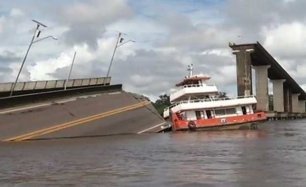 Ферибот се блъсна в мост над река в северния бразилски