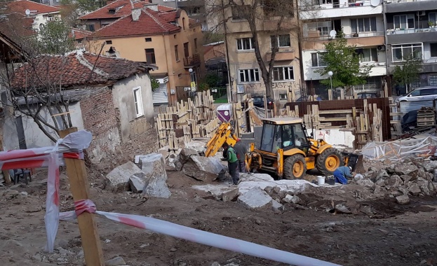 Разрушава ли огромен строеж основите на едно от тепетата в