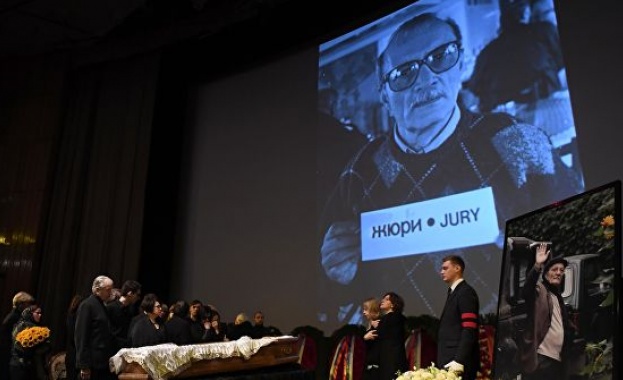 Церемонията по сбогуването с легендарния руски режисьор Георгий Данелия започна