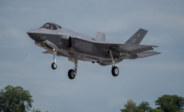 Японското министерство на отбраната реши да прекрати полетите на изтребителите бомбардировачи