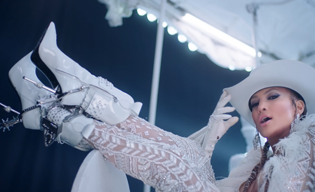 Родният дизайнер Живомир Домусчиев чийто тоалет в България е обличала