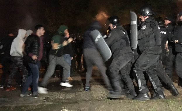 Сблъсъци между протестиращи и жандармерия избухнаха след края на протеста