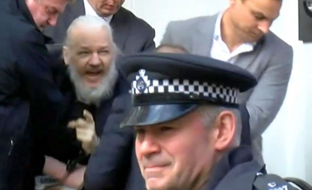 Джулиан Асанж е арестуван в еквадорското посолство в Лондон където