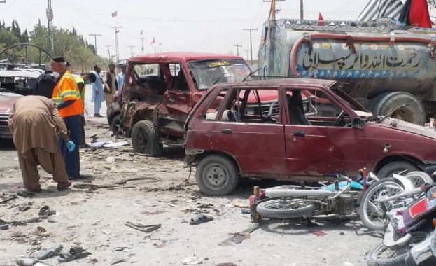 Най малко 16 души загинаха и над 30 бяха ранени при