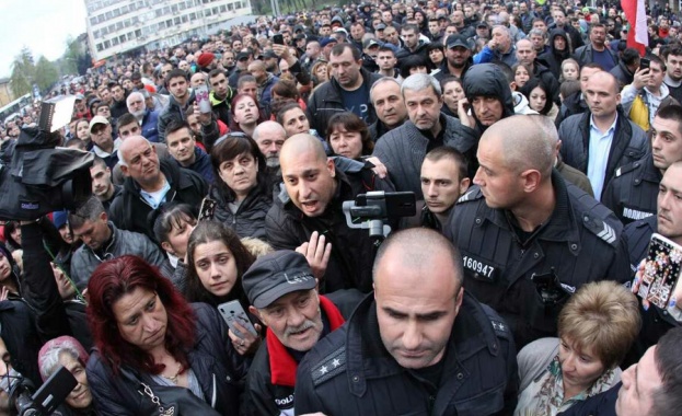 Четирима души са задържани след снощния протест в Габрово. Това