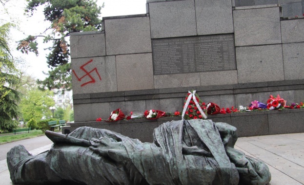 С изрисувани с червена боя свастики и нецензурни изрази осъмнаха