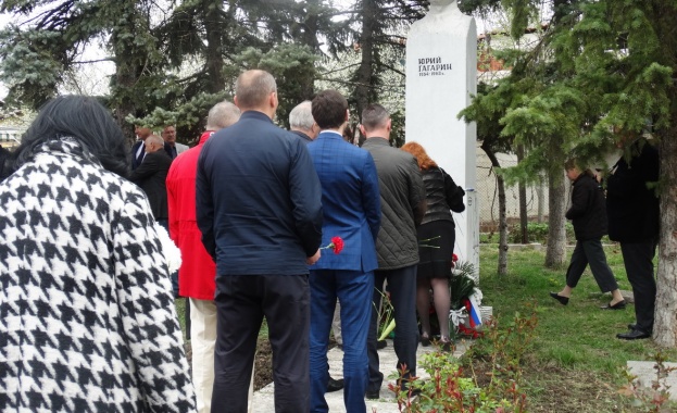С тържествената церемония пред паметника на първия космонавт Юрий Гагарин